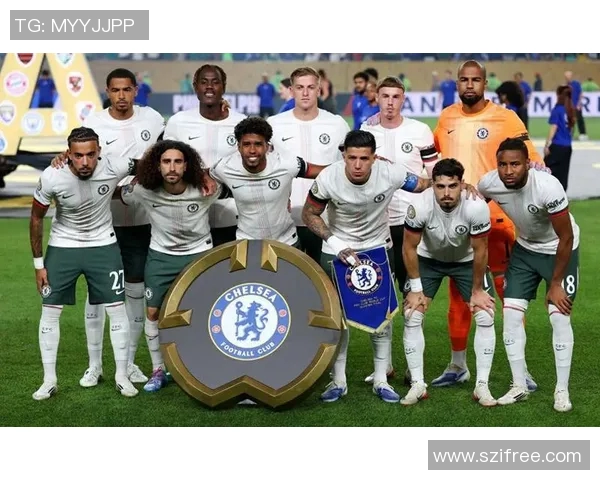 足球明星灿烂笑容展现赛场背后的坚韧与乐观精神